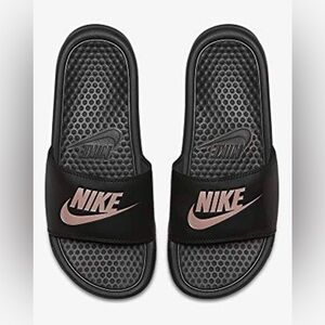 NIKE BENASSI SLIDE SANDAL - WOMEN'S Black/Rose Gold Metallic